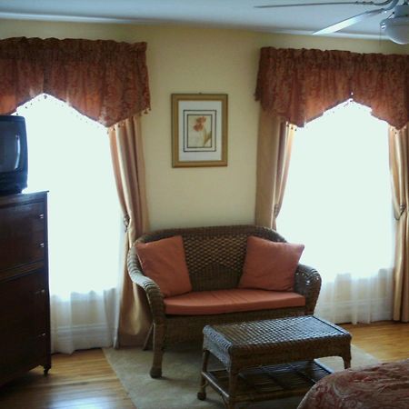 Four Creeks Bed & Breakfast Girard Bilik gambar